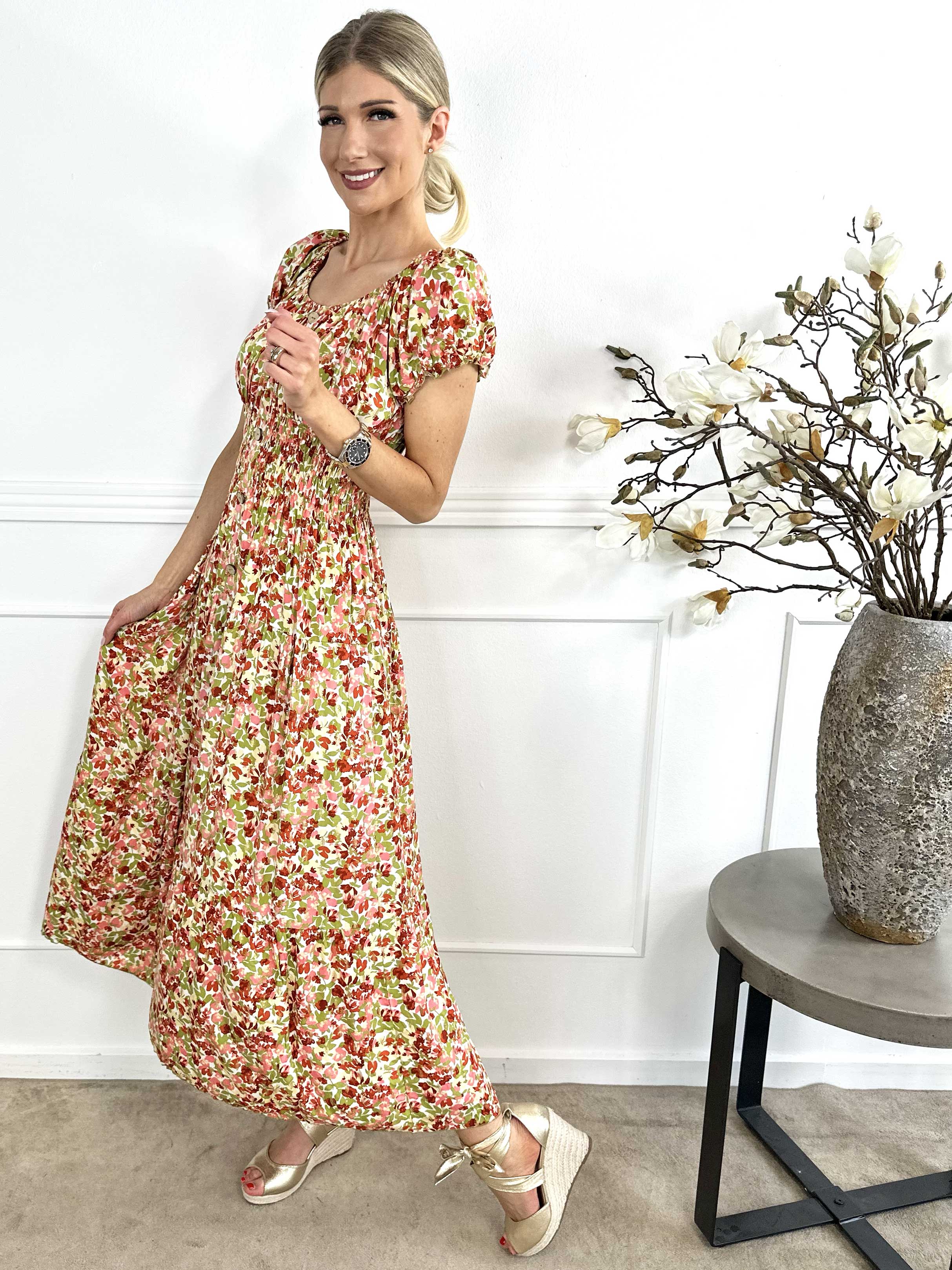 Elise Art - Lång mönstrad klänning med smock och träknappar